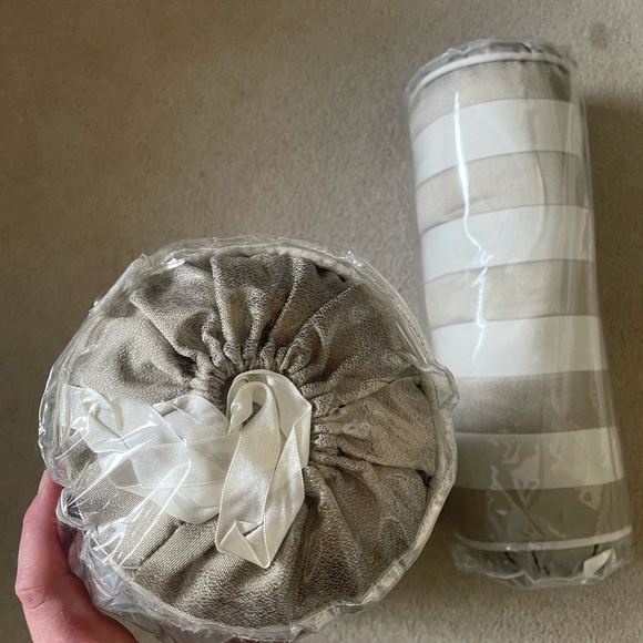 Pair of neck roll pillows - Picture 4 of 8